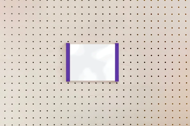 Porte-affiche en plexi pour pegboard – support d'information mural