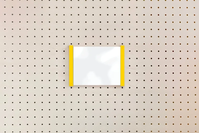 Porte-affiche en plexi pour pegboard – support d'information mural