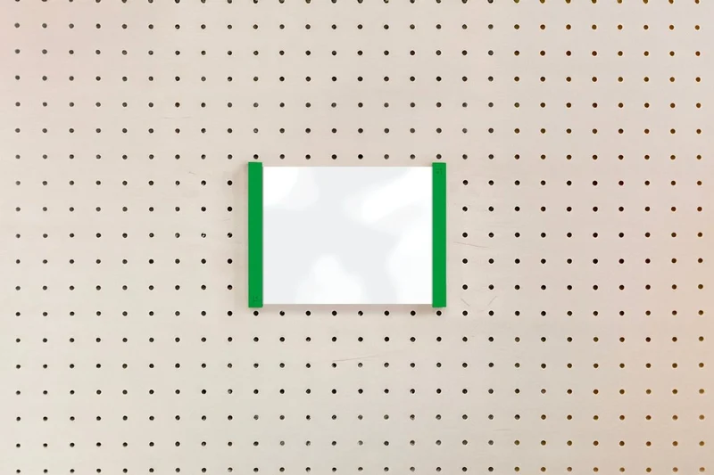 Porte-affiche en plexi pour pegboard – support d'information mural