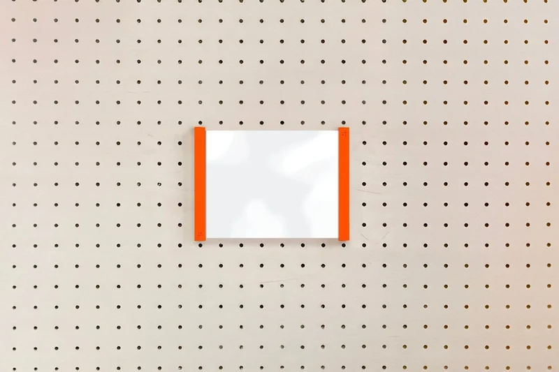 Porte-affiche en plexi pour pegboard – support d'information mural