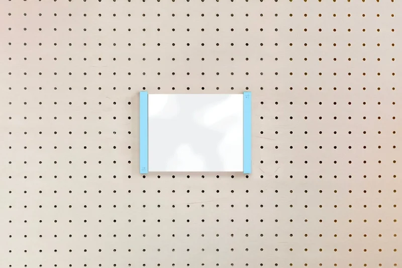 Porte-affiche en plexi pour pegboard – support d'information mural