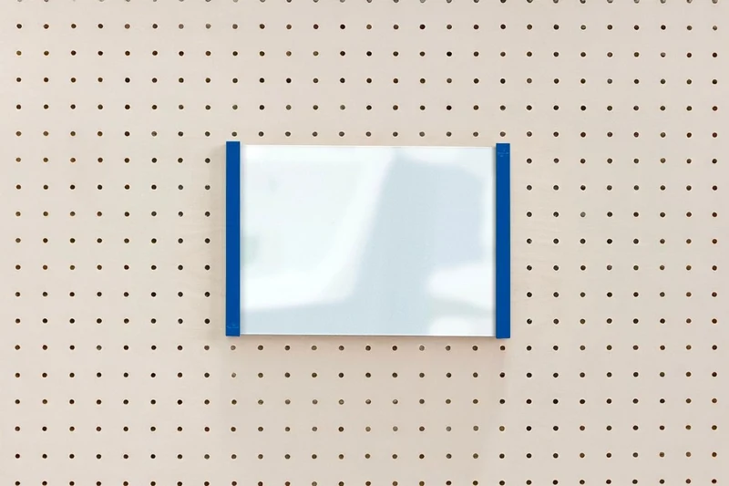 Porte-affiche en plexi pour pegboard – support d'information mural