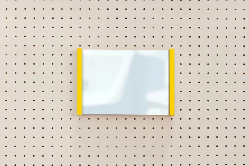 Porte-affiche en plexi pour pegboard – support d'information mural