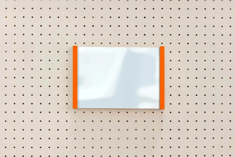Porte-affiche en plexi pour pegboard – support d'information mural
