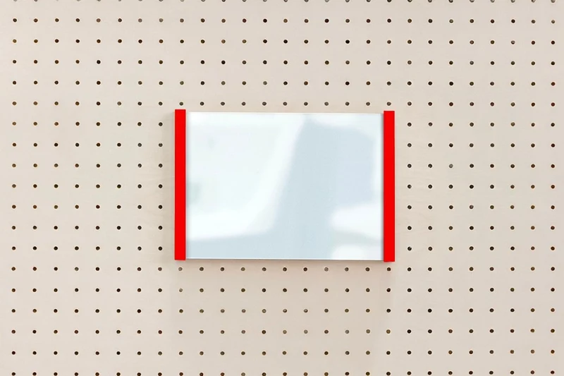 Porte-affiche en plexi pour pegboard – support d'information mural