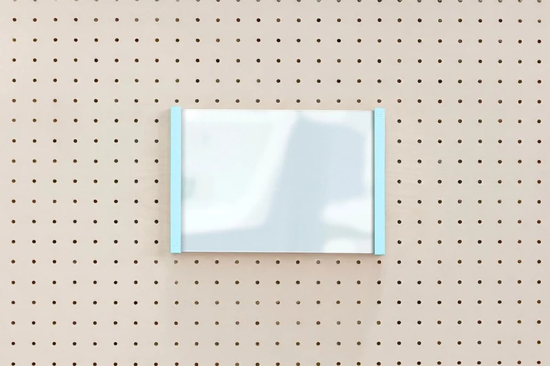 Porte-affiche en plexi pour pegboard – support d'information mural
