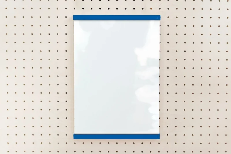 Porte-affiche en plexi pour pegboard – support d'information mural