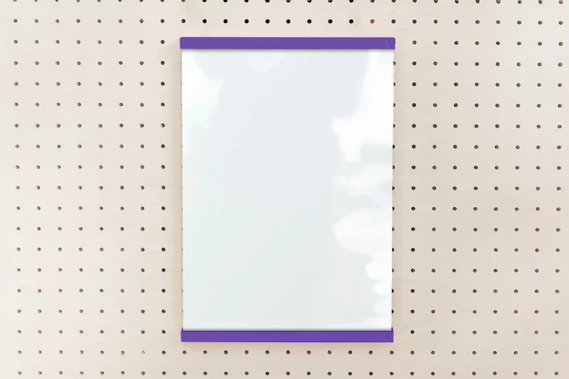 Porte-affiche en plexi pour pegboard – support d'information mural