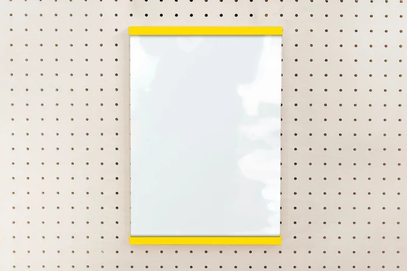 Porte-affiche en plexi pour pegboard – support d'information mural