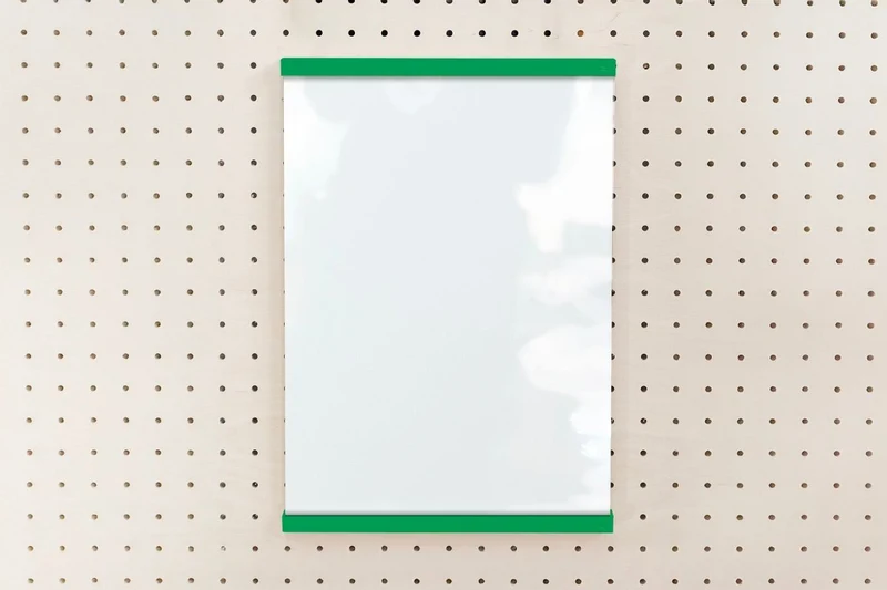 Porte-affiche en plexi pour pegboard – support d'information mural