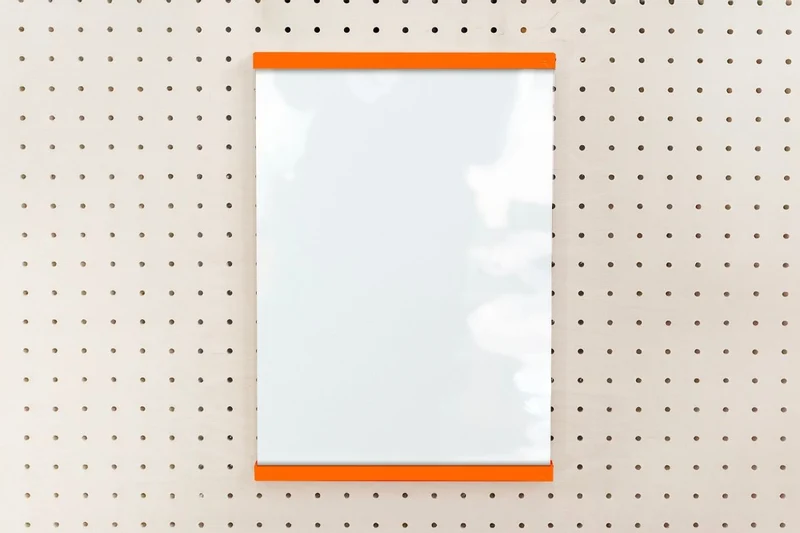Porte-affiche en plexi pour pegboard – support d'information mural