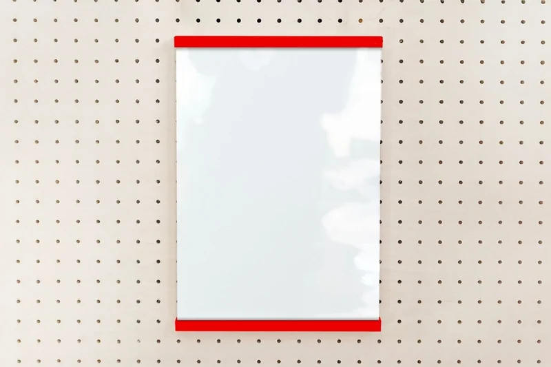 Porte-affiche en plexi pour pegboard – support d'information mural