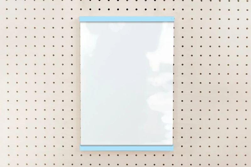 Porte-affiche en plexi pour pegboard – support d'information mural