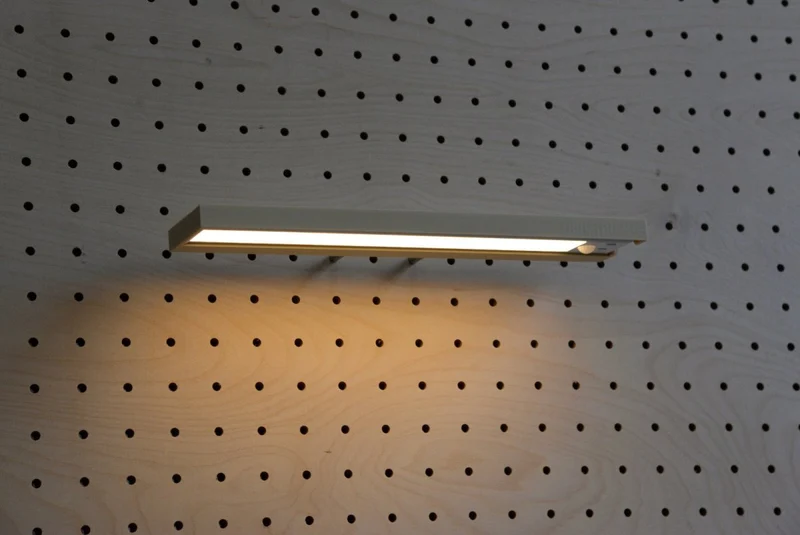 Lampe murale pour pegboard – luminaire de bureau panneau perforé