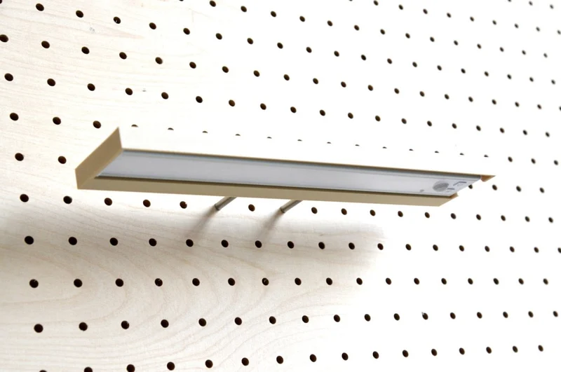 Lampe murale pour pegboard – luminaire de bureau panneau perforé