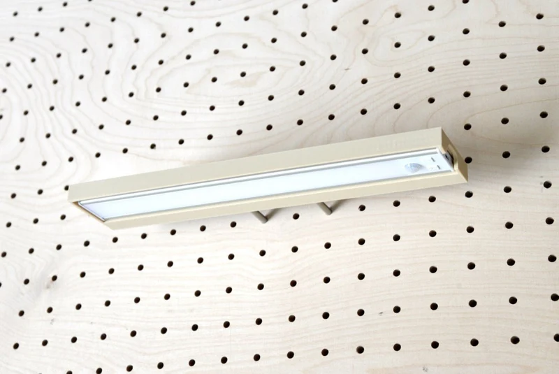 Lampe murale pour pegboard – luminaire de bureau panneau perforé