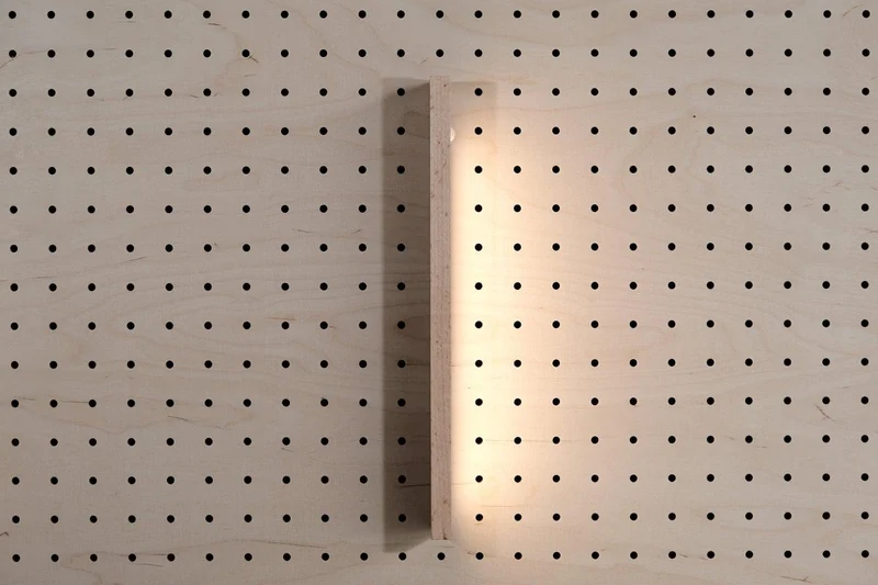 Lampe murale pour pegboard – luminaire de bureau panneau perforé