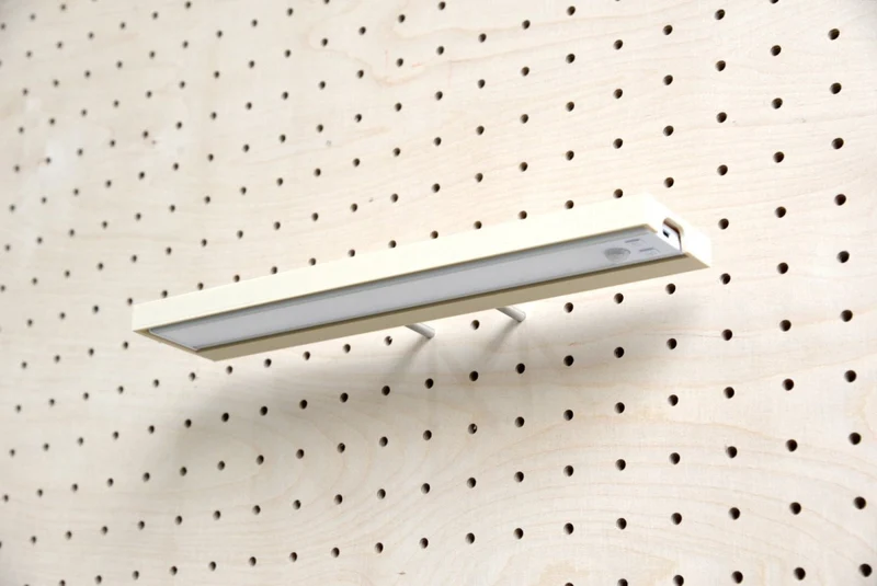 Lampe murale pour pegboard – luminaire de bureau panneau perforé