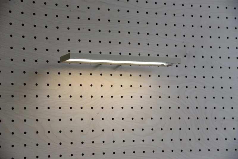 Lampe murale pour pegboard – luminaire de bureau panneau perforé