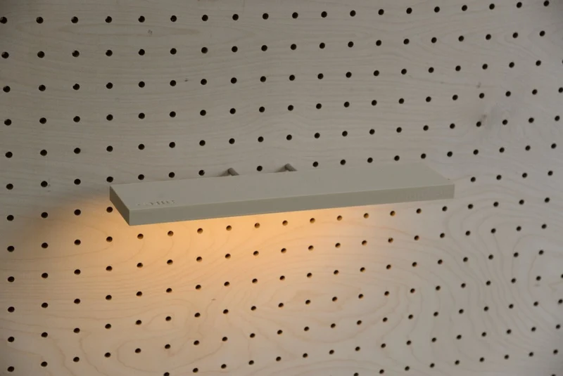 Lampe murale pour pegboard – luminaire de bureau panneau perforé