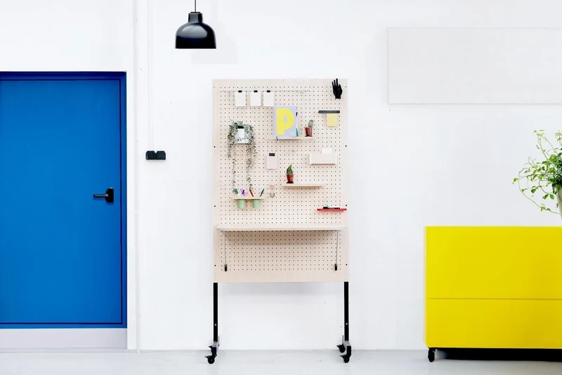 Pegboard mobile sur roulettes – panneau perforé autoportant double face