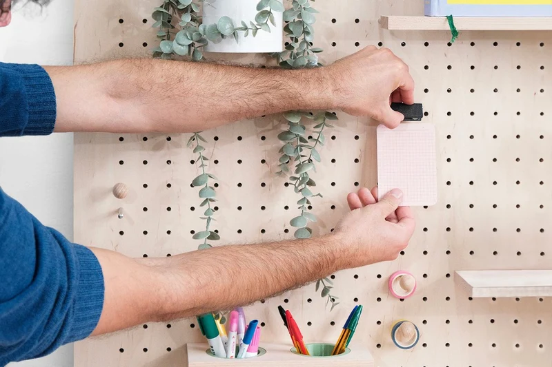 Pegboard mobile sur roulettes – panneau perforé autoportant double face