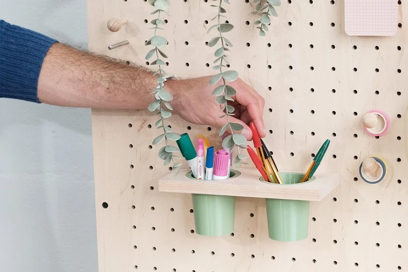 Pegboard mobile sur roulettes – panneau perforé autoportant double face
