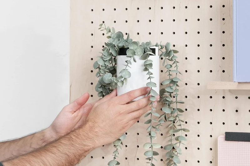 Pegboard mobile sur roulettes – panneau perforé autoportant double face