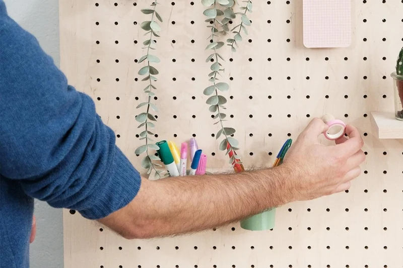 Pegboard mobile sur roulettes – panneau perforé autoportant double face