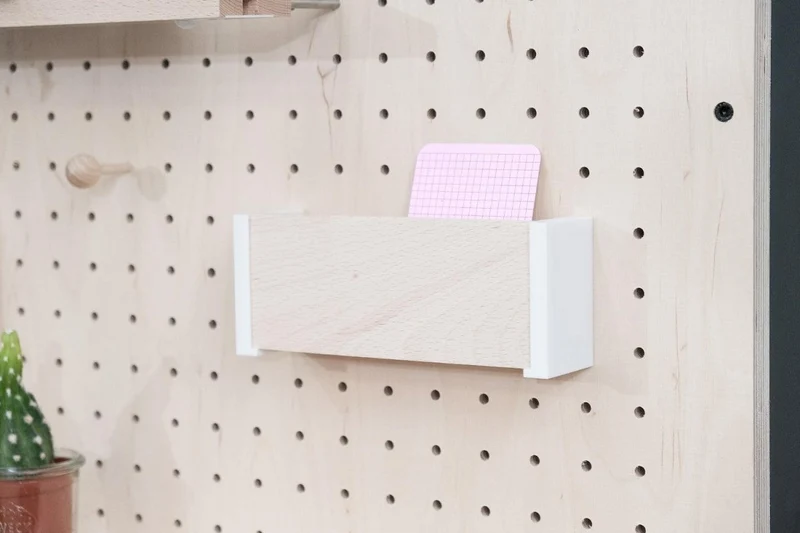 Pegboard mobile sur roulettes – panneau perforé autoportant double face