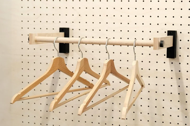 Porte-manteaux et porte-cintre mural pour pegboard – panneau perforé