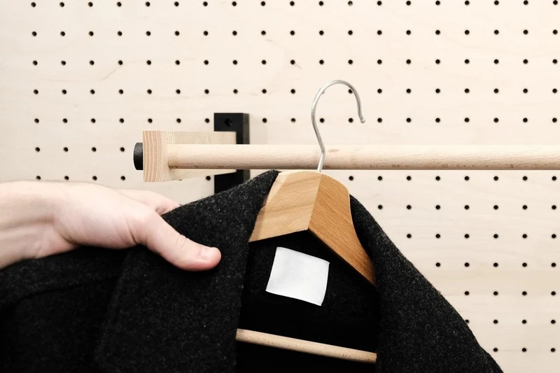 Porte-manteaux et porte-cintre mural pour pegboard – panneau perforé