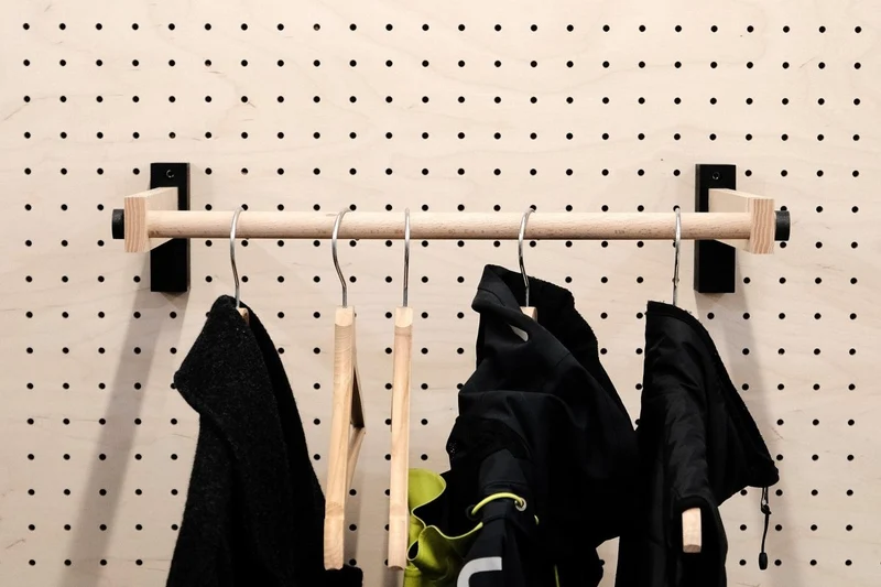 Porte-manteaux et porte-cintre mural pour pegboard – panneau perforé