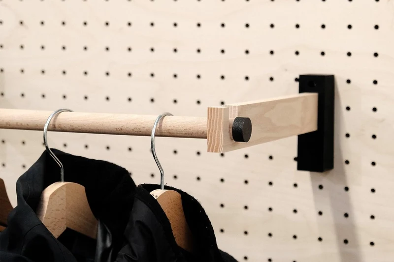 Porte-manteaux et porte-cintre mural pour pegboard – panneau perforé