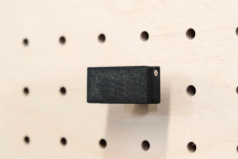Pince photo magnétique pour pegboard – clip aimanté mural panneau perforé