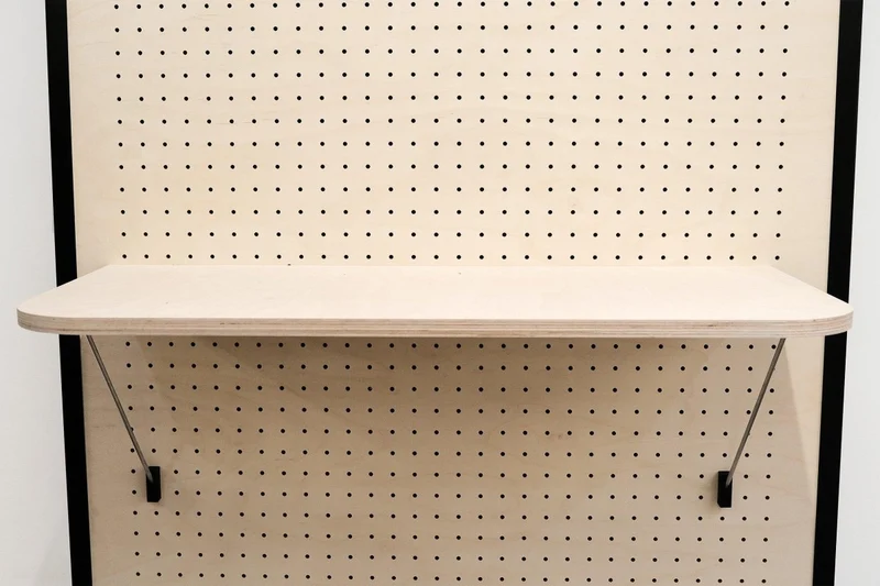 Bureau modulaire mural pour pegboard – plan de travail panneau perforé