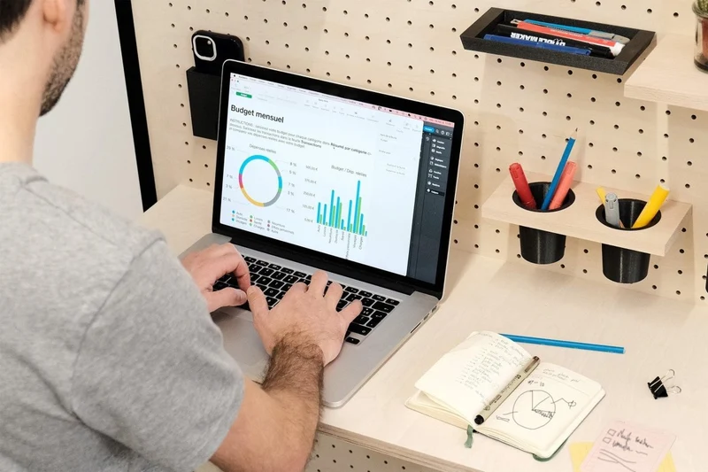 Bureau modulaire mural pour pegboard – plan de travail panneau perforé