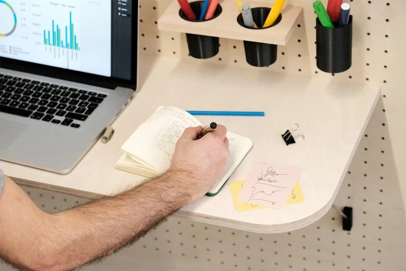Bureau modulaire mural pour pegboard – plan de travail panneau perforé