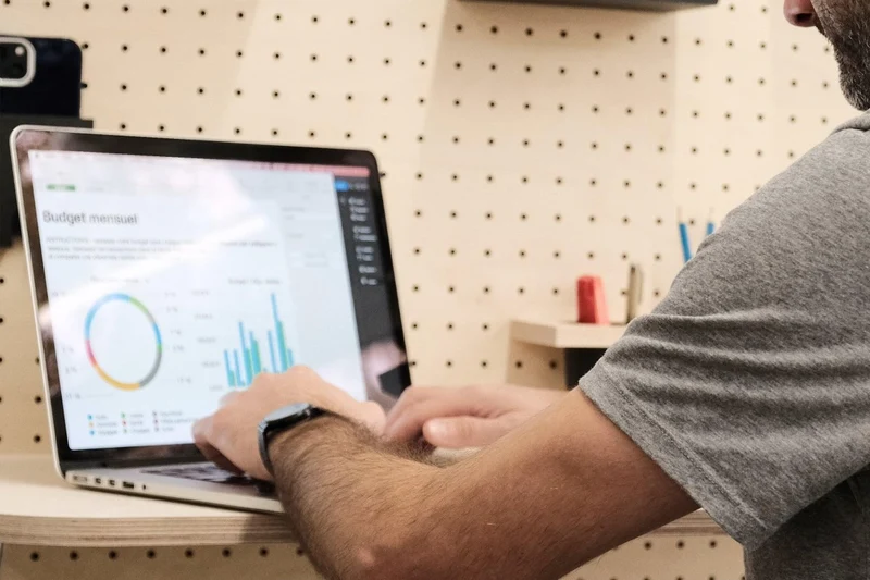 Bureau modulaire mural pour pegboard – plan de travail panneau perforé