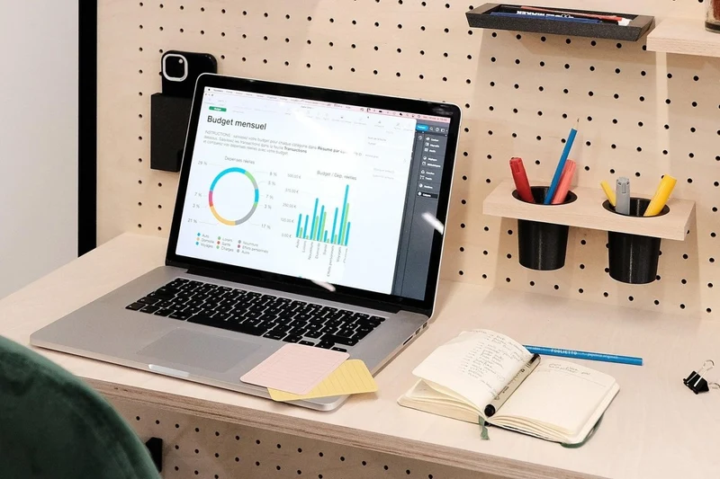 Bureau modulaire mural pour pegboard – plan de travail panneau perforé