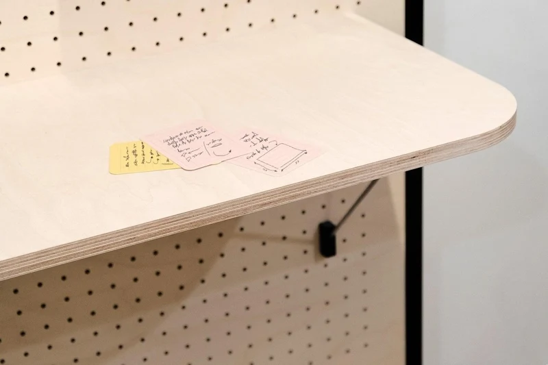 Bureau modulaire mural pour pegboard – plan de travail panneau perforé
