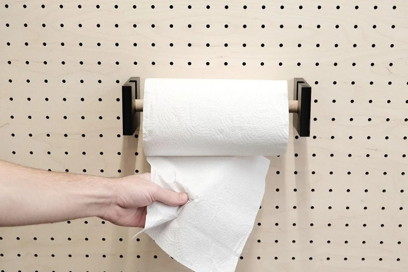 Porte-rouleau essuie-tout mural pour pegboard – panneau perforé cuisine