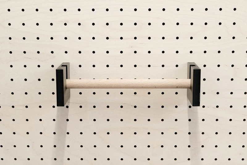 Porte-rouleau essuie-tout mural pour pegboard – panneau perforé cuisine