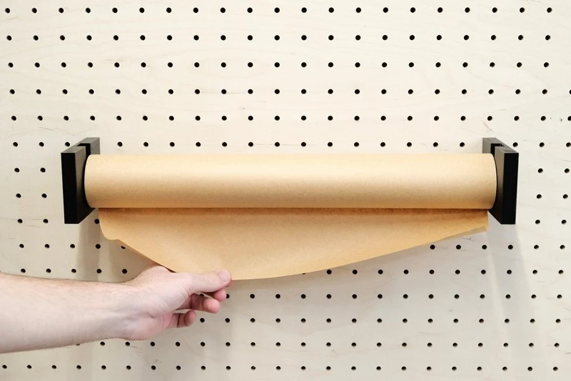 Porte-rouleau kraft mural pour pegboard – dérouleur papier panneau perforé