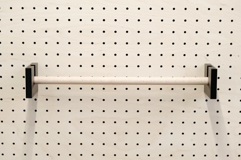 Porte-rouleau kraft mural pour pegboard – dérouleur papier panneau perforé