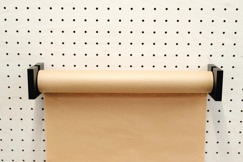 Porte-rouleau kraft mural pour pegboard – dérouleur papier panneau perforé