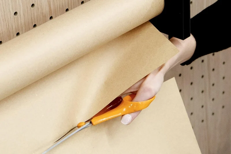 Porte-rouleau kraft mural pour pegboard – dérouleur papier panneau perforé