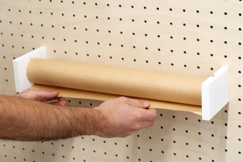 Porte-rouleau kraft mural pour pegboard – dérouleur papier panneau perforé
