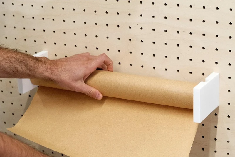 Porte-rouleau kraft mural pour pegboard – dérouleur papier panneau perforé