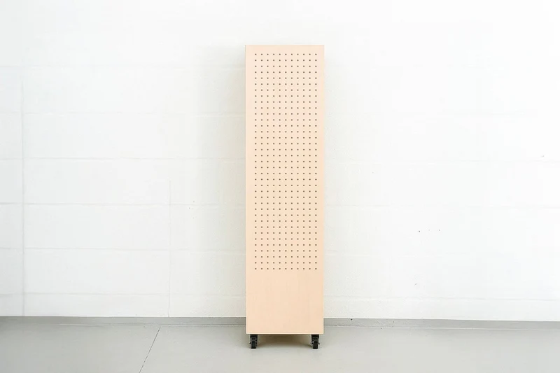 Tour de rangement pegboard sur roulettes – meuble à casiers mobile